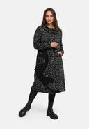 'Seriva' klänning – konstfull, mysig & figursmickrande